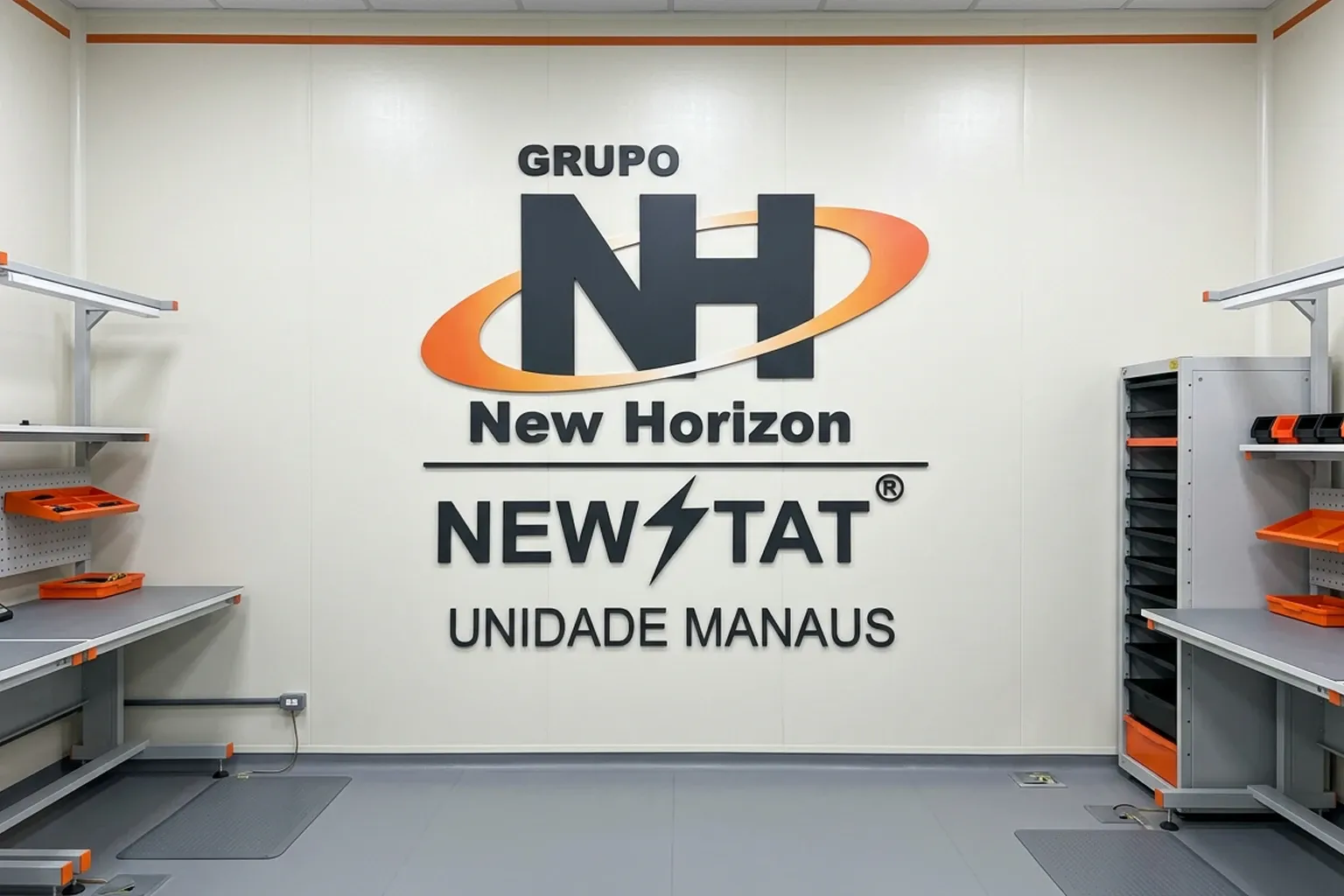 Parede com o logo do Grupo New Horizon – unidade Manaus
