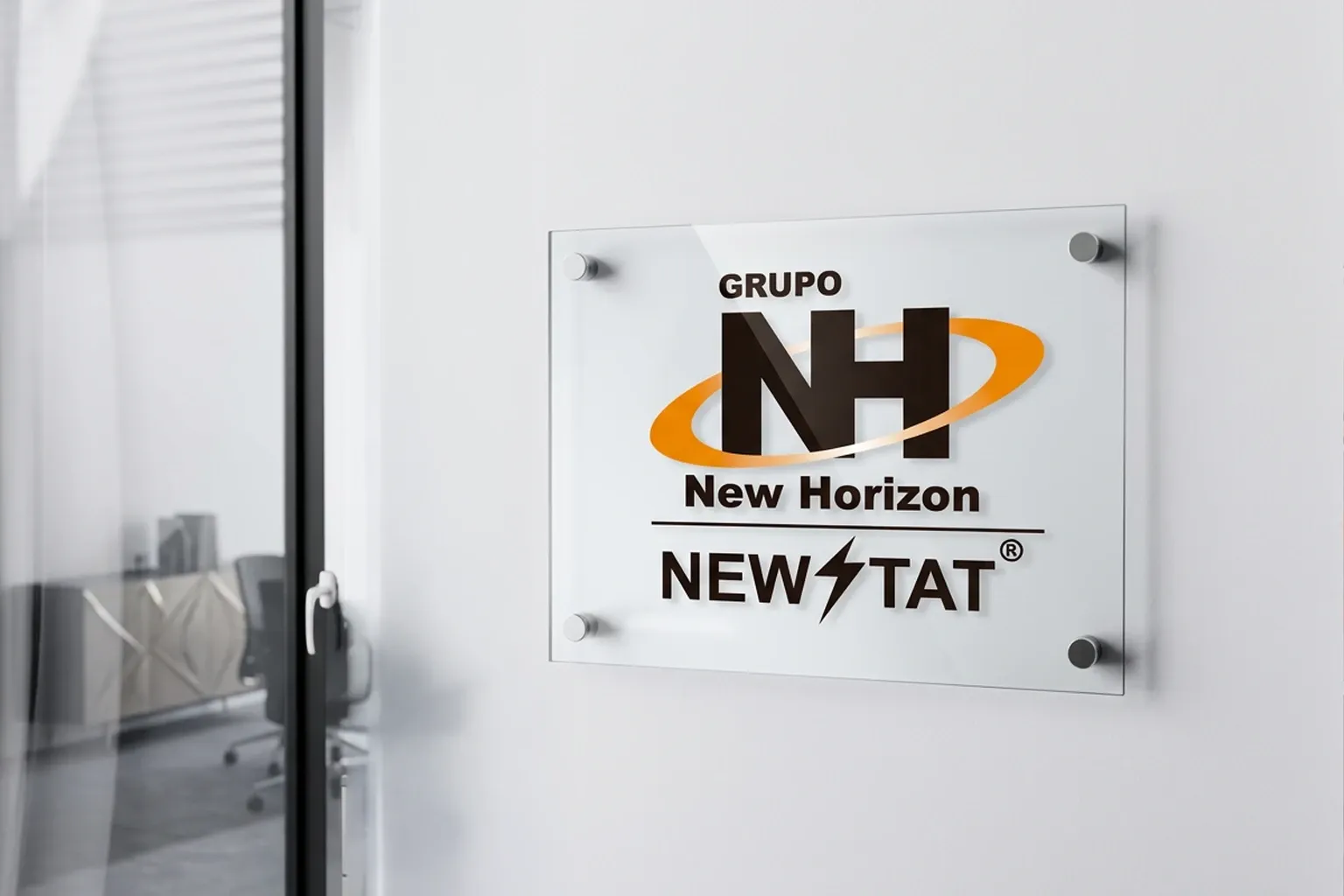 Placa do Grupo New Horizon na recepção da matriz em São Paulo